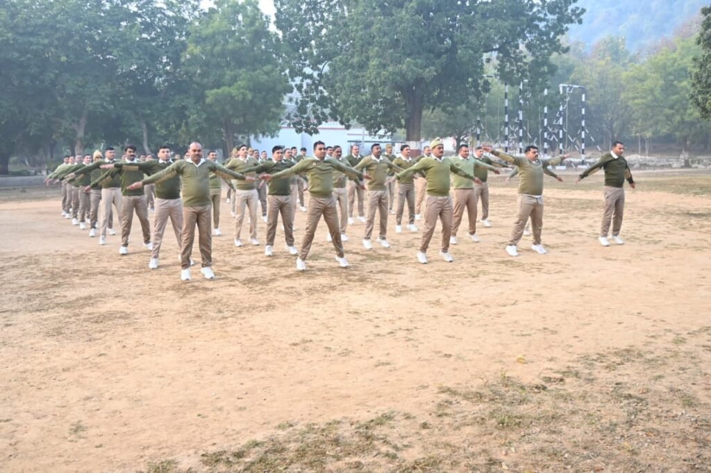 Chitrakoot: चित्रकूट पुलिस अधीक्षक अरुण कुमार सिंह ने शुक्रवार की परेड की सलामी लेकर किया निरीक्षण, पुलिस लाइन का किया भ्रमण 1 WhatsApp Image 2025 12 26 at 11.24.09 AM
