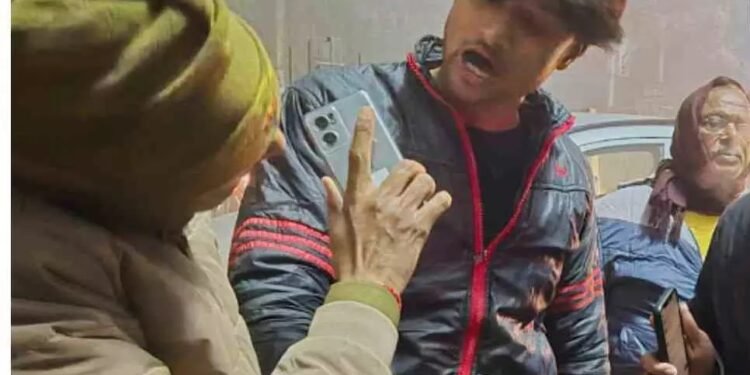 Hapur News : हापुड़ में शराबी युवकों का तांडव, पुलिस से मारपीट और बाइक गिराने का मामला 1 WhatsApp Image 2025 12 29 at 11.57.07 AM 2