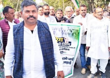 Raebareli: रायबरेली में कांग्रेस की मनरेगा बचाओ पदयात्रा:बीजेपी सरकार के खिलाफ नारेबाजी, आंदोलन की चेतावनी। 15 WhatsApp Image 2026 02 13 at 9.41.20 PM