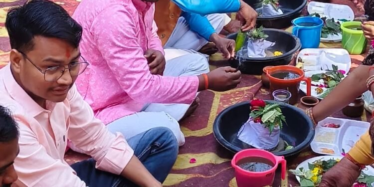 Barabanki: बाराबंकी के टिकैतगंज में हुआ भव्य सामूहिक रुद्राभिषेक, गूंजा हर-हर महादेव का जयघोष 1 WhatsApp Image 2026 02 15 at 12.08.41 PM 1 1