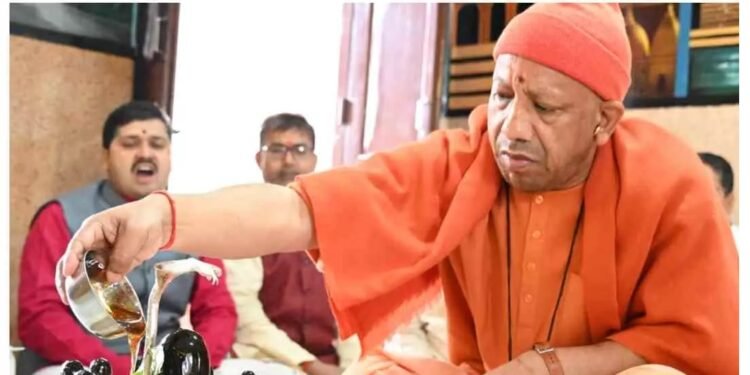 Gorakhpur News: महाशिवरात्रि पर सीएम योगी ने किया जलाभिषेक, जनता दर्शन में सुनीं समस्याएं 1 WhatsApp Image 2026 02 15 at 6.35.01 AM 1