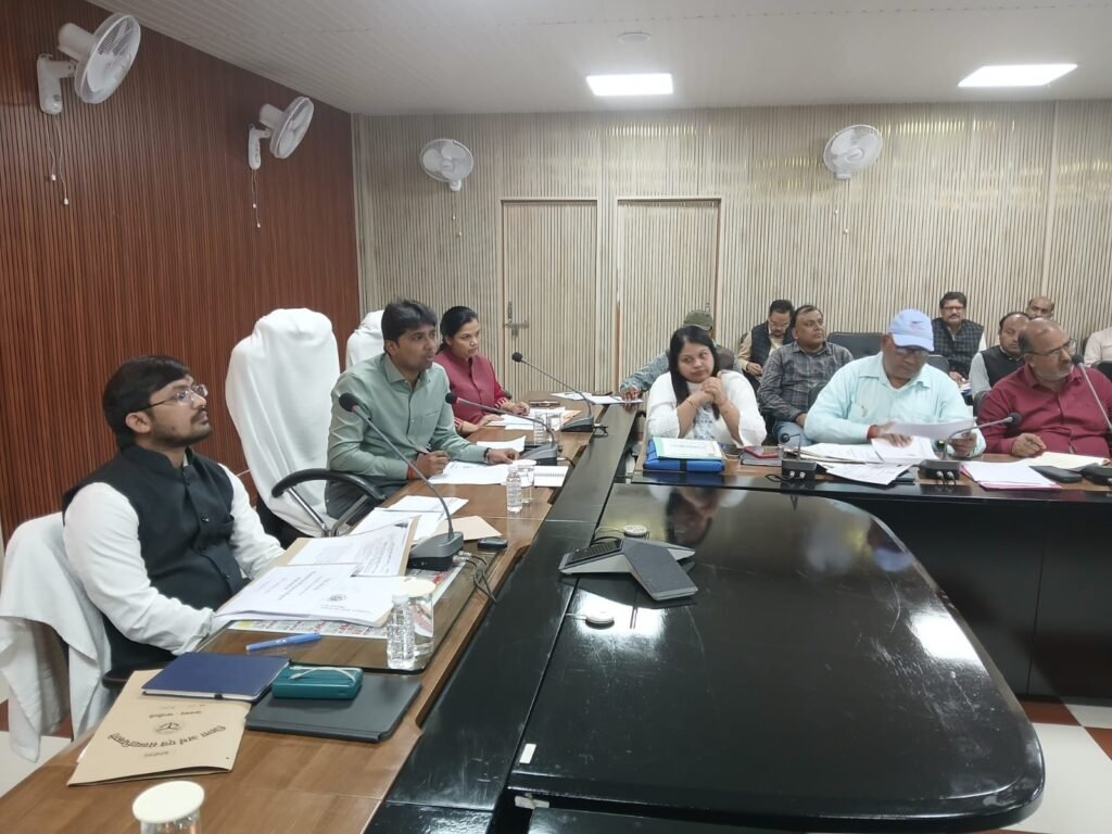Chandauli: सभी विभाग तैयारी के साथ बैठकों में आएं, कार्य समय से पूर्ण करें — जिलाधिकारी 2 WhatsApp Image 2026 02 17 at 11.00.13 AM
