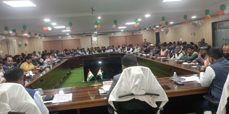 Barabanki News: जिलाधिकारी ने की मतदाता पुनरीक्षण कार्य की समीक्षा, शत-प्रतिशत सुनवाई पर जोर 1 WhatsApp Image 2026 02 21 at 1.56.54 PM