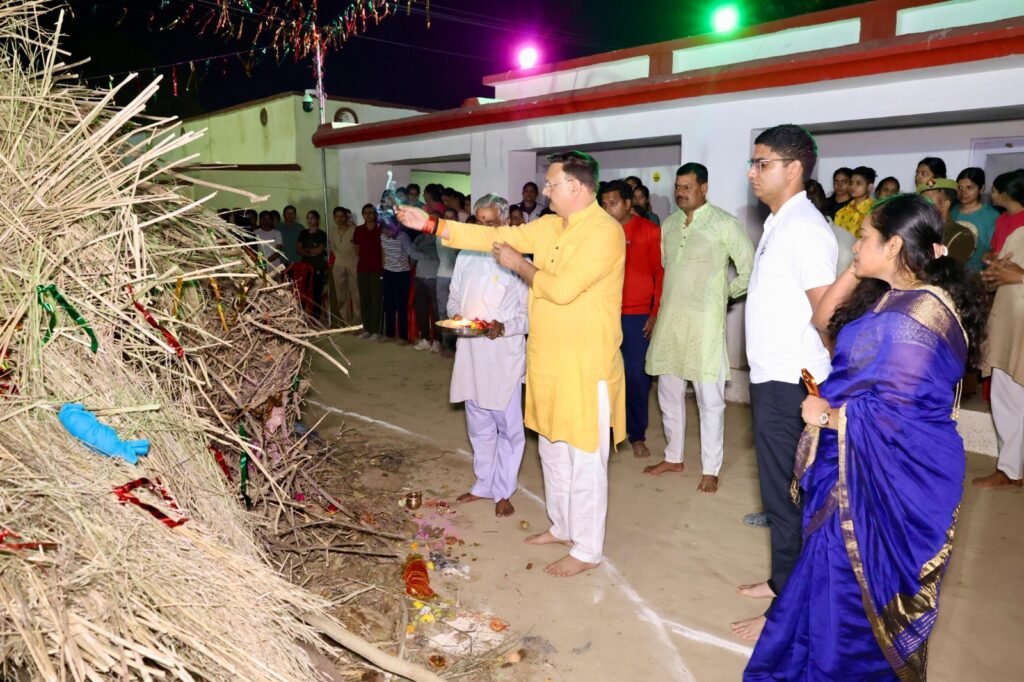 UP News: शाहजहाँपुर में श्रद्धा और उल्लास के साथ सम्पन्न हुआ होलिका दहन कार्यक्रम 2 WhatsApp Image 2026 03 03 at 12.53.49 AM