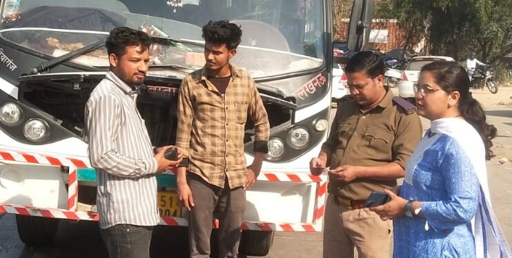 Barabanki: बाराबंकी में होली पर सख्ती: हाइवे पर चला विशेष चेकिंग अभियान, 10 वाहनों के चालान 1 WhatsApp Image 2026 03 03 at 8.58.37 AM