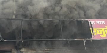 MP Accident: राजगढ़ में गंजेडियो की धमकी से परेशान पुजारी: रातों रात प्रतिमा लेकर शहर छोड़कर भागा, फूट फूट पर रोए श्रद्धालु 41 WhatsApp Image 2026 03 21 at 3.41.46 PM