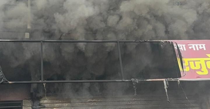 MP Accident: राजगढ़ में गंजेडियो की धमकी से परेशान पुजारी: रातों रात प्रतिमा लेकर शहर छोड़कर भागा, फूट फूट पर रोए श्रद्धालु 1 WhatsApp Image 2026 03 21 at 3.41.46 PM