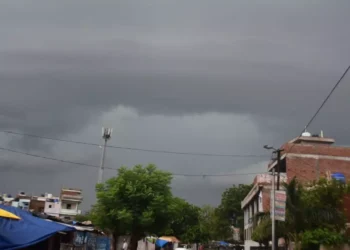 UP Weather Update: यूपी में मौसम का यू-टर्न जारी, न बारिश जा रही, न गर्मी आ रही, जानिए आज का पूरा हाल 8 WhatsApp Image 2026 03 24 at 11.32.51 PM