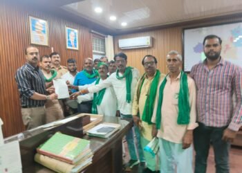 UP News: बाराबंकी में किसान यूनियन का दबाव, जेई हटे, दरोगा पर कार्रवाई की तैयारी 7 WhatsApp Image 2026 03 26 at 8.11.59 AM