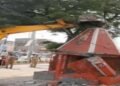 Sitapur Temple Bulldozer Action: UP में 25 साल पुराने मंदिर पर गरजा बुलडोजर , नायब तहसीलदार ने स्वयं हटाई मूर्ति, बेबस SDM हाथ जोड़े खड़ी रहीं 18 WhatsApp Image 2026 03 30 at 6.32.01 AM 1