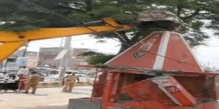 Sitapur Temple Bulldozer Action: UP में 25 साल पुराने मंदिर पर गरजा बुलडोजर , नायब तहसीलदार ने स्वयं हटाई मूर्ति, बेबस SDM हाथ जोड़े खड़ी रहीं 1 WhatsApp Image 2026 03 30 at 6.32.01 AM 1