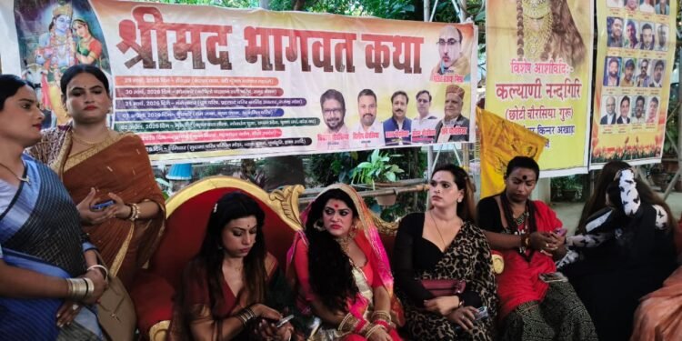 UP News: प्रयागराज में 10 जोड़ों का सामूहिक विवाह संपन्न, किन्नर अखाड़ा महामंडलेश्वर ने दिया आशीर्वाद 1 WhatsApp Image 2026 04 06 at 1.33.42 AM