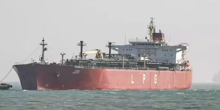 LPG Supply India: भारत की फिर ‘बड़ी जीत’…ब्लॉकेड के बाद जग विक्रम ने पार किया होर्मुज,साथ लाया 20 हजार मीट्रिक टन LPG 1 WhatsApp Image 2026 04 13 at 11.31.50 AM 1 2