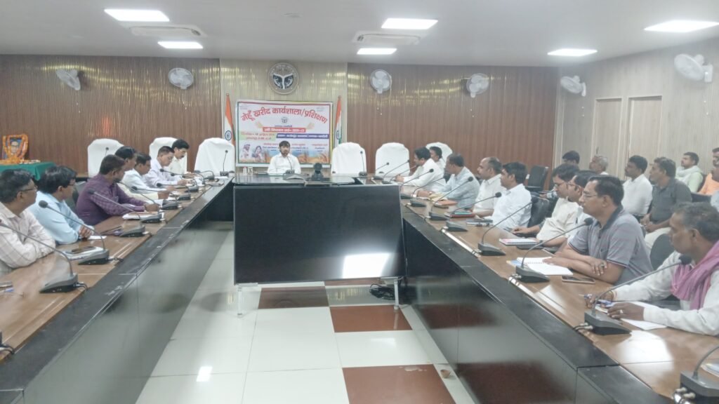UP News: चंदौली में गेहूं खरीद को लेकर कार्यशाला आयोजित, डीएम ने दिए सख्त निर्देश 2 WhatsApp Image 2026 04 15 at 11.17.12 AM