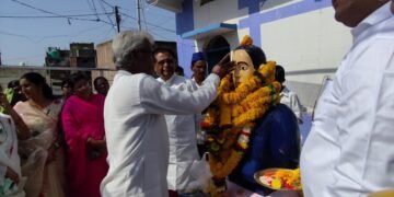 Maharashtra News: विहीगांव में डॉ. बाबासाहेब आंबेडकर की 135वीं जयंती पर भव्य डीजे रैली, “जय भीम” के नारों से गूंजा गांव 80 WhatsApp Image 2026 04 15 at 9.02.31 AM