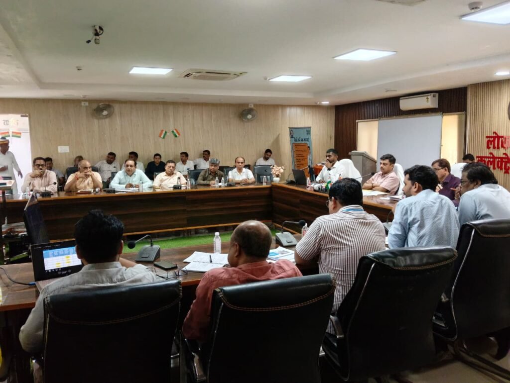 UP News: बाराबंकी में स्वास्थ्य सेवाओं की समीक्षा, डीएम ने वेतन भुगतान और सफाई व्यवस्था सुधारने के दिए निर्देश 2 WhatsApp Image 2026 05 22 at 00.17.19