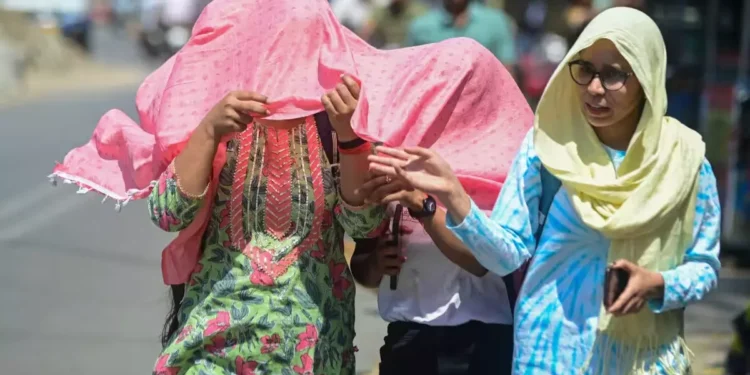 UP Weather Today: यूपी में 'मौत' जैसी गर्मी! 23 जिलों में हीट स्ट्रोक का बढ़ा खतरा, IMD का रेड अलर्ट 1 WhatsApp Image 2026 05 22 at 00.17.19
