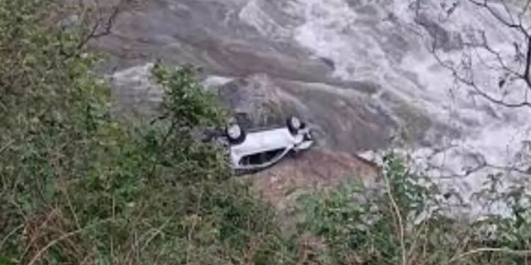 Chamba Road Accident: चंबा में दर्दनाक हादसा! खाई में गिरी पर्यटकों से भरी कार, 8 लोगों की मौत 1 WhatsApp Image 2026 05 29 at 07.24.36 3