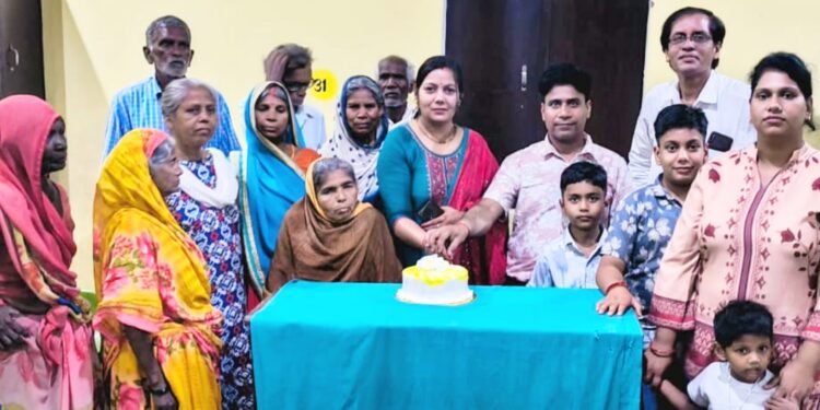 Sonbhadra: 12वीं वैवाहिक वर्षगांठ पर मालवीया दंपति ने वृद्धाश्रम में बांटी खुशियां, बुजुर्गों का लिया आशीर्वाद 1 WhatsApp Image 2026 06 07 at 11.33.10 AM