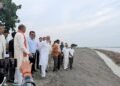 Barabanki News: बाढ़ सुरक्षा तैयारियों का जायजा लेने रामनगर तहसील अंतर्गत तेवराइपुरवा पहुंचे जल शक्ति मंत्री 15 WhatsApp Image 2026 07 03 at 12.14.38 PM