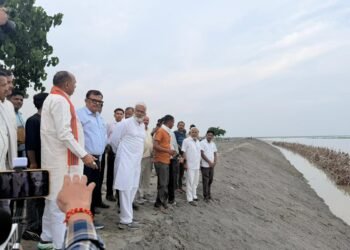Barabanki News: बाढ़ सुरक्षा तैयारियों का जायजा लेने रामनगर तहसील अंतर्गत तेवराइपुरवा पहुंचे जल शक्ति मंत्री 2 WhatsApp Image 2026 07 03 at 12.14.38 PM