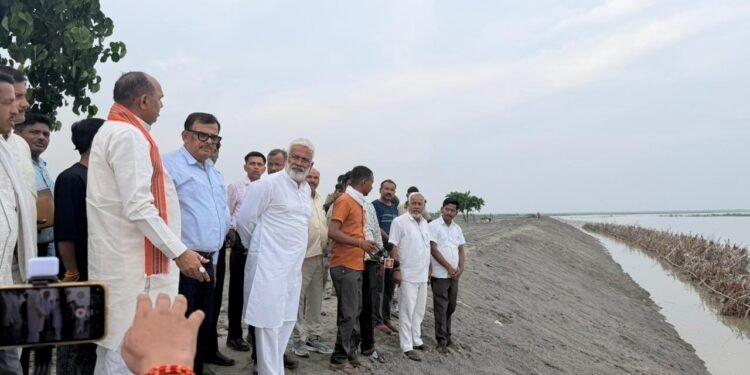 Barabanki News: बाढ़ सुरक्षा तैयारियों का जायजा लेने रामनगर तहसील अंतर्गत तेवराइपुरवा पहुंचे जल शक्ति मंत्री 1 WhatsApp Image 2026 07 03 at 12.14.38 PM