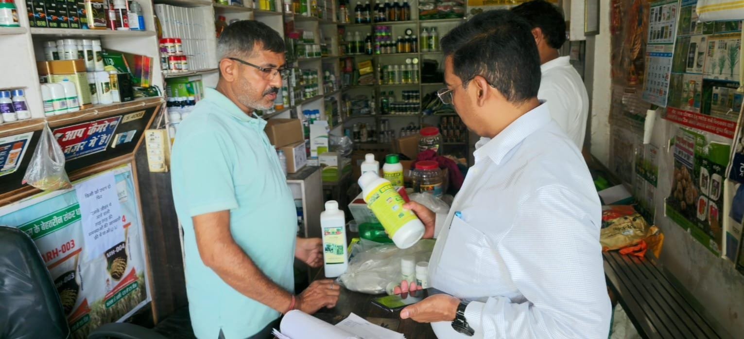 Barabanki News: बाराबंकी में खाद दुकानों पर ताबड़तोड़ छापेमारी, 53 केंद्रों की जांच; 2 को नोटिस