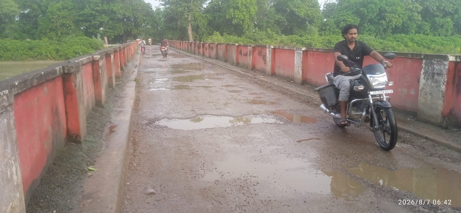 Barabanki News: चाय-पान की दुकानों पर 2027 के चुनावी गणित, जमीनी हकीकत में गड्ढों में तब्दील पुल और सड़कें