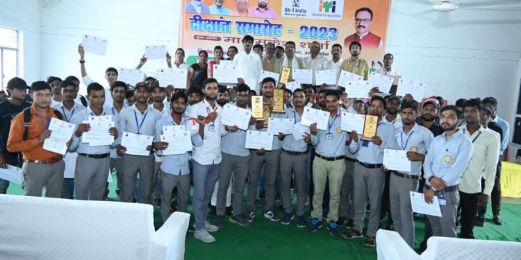 Lucknow News: विधान परिषद सदस्य मुकेश शर्मा ने कुसुम आईटीआई, इटौंजा में दीक्षांत समारोह में छात्रों को दी शुभकामनाएं